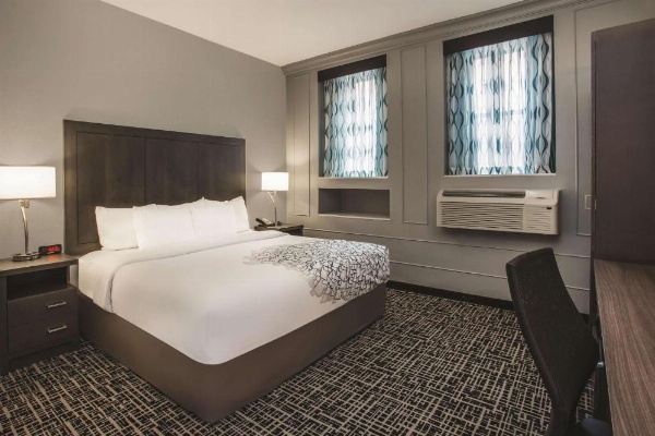 La Quinta Inn & Suites by Wyndham Baltimore Downtown image 10
