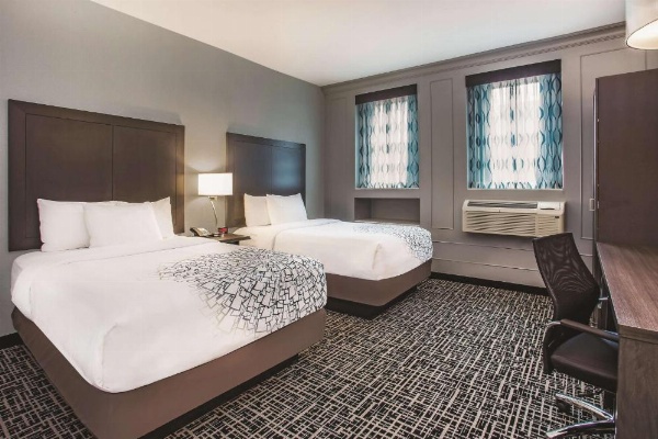 La Quinta Inn & Suites by Wyndham Baltimore Downtown image 14