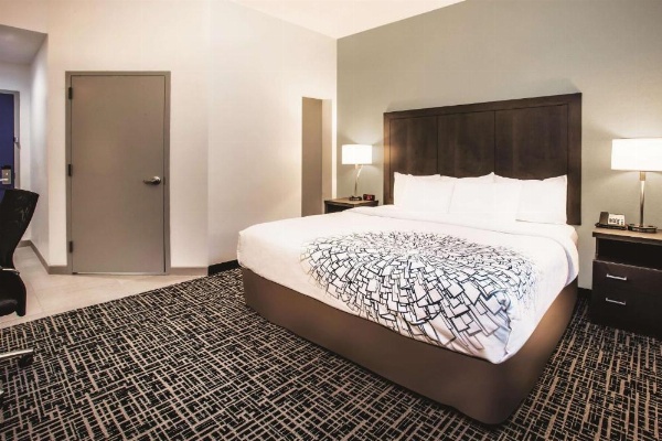 La Quinta Inn & Suites by Wyndham Baltimore Downtown image 18