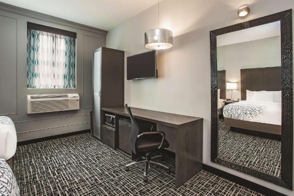 La Quinta Inn & Suites by Wyndham Baltimore Downtown image 9